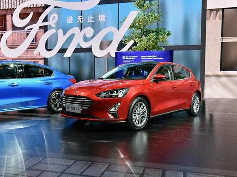 福特终于出手了，换装8AT的福克斯登场，卖10万高尔夫认栽