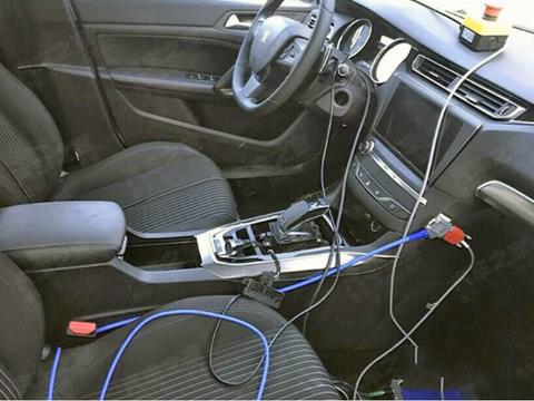 标志408全新改款，航空电子档把+鹰爪式尾灯，档次升级！