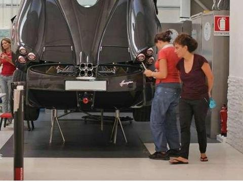 55人的小工厂，女员工年过半百，穿拖鞋上班，却造出天价跑车！