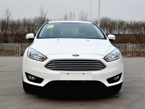 操控出色，福特福克斯被变速箱拖累？造车工艺差，无透镜卤素大灯