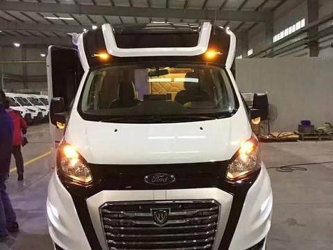 国内第一台江铃新全顺自动档C型旅居房车下线