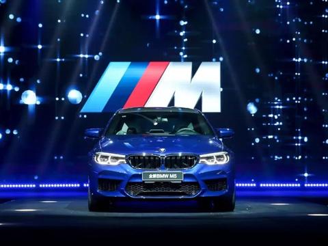 163.98万、贵、想拥有！后排小、对、却不想走！试驾全新宝马M5