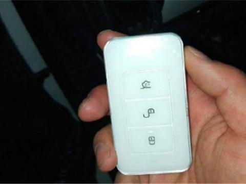 陕西一男子花18万提比亚迪唐二代，美女销售演示中控台“吃鸡！”