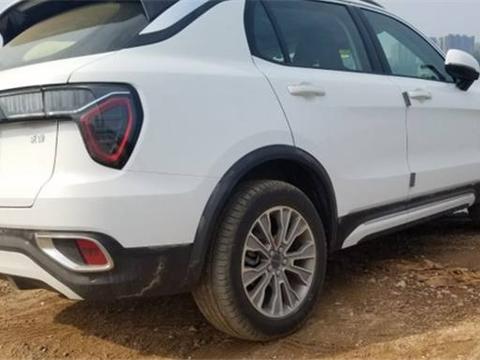 湖北一男子18万买吉利领克，开回乡下后，坦言：没VV7回头率高！