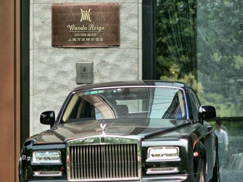 当年王思聪家34亿的酒店，用劳斯莱斯接送客人，你的月薪能住几晚