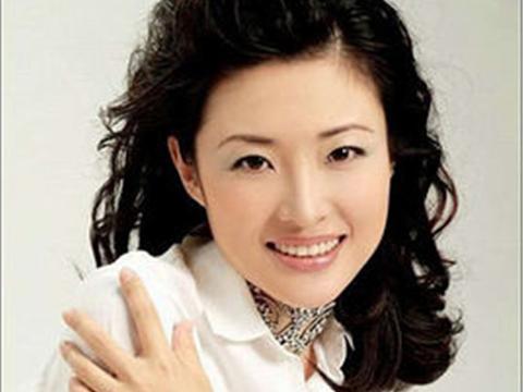 地位仅次倪萍，实力不输毕福剑，今座驾仅8万，女儿还得自闭症！