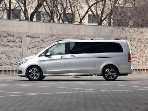 买埃尔法还不如省40万买它，加热按摩全都有，后排还配大冰箱