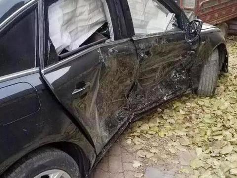 奥迪A6L新车翻下山沟，车主淡然说道：这车8万有人要吗？