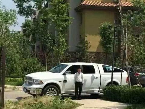 身高与开多大车有比例？5米就算偏大了，他却亲自驾驶6米长的车