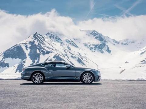 酒店花园停着四台展车，它们诉说着欧陆GT的历史