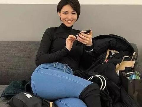 玩手机的牛仔裤美女, 这坐姿也真是没谁了!