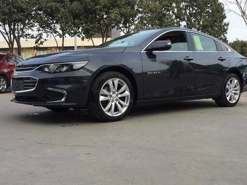 小伙提这款车，一到红绿灯就有人回头看，媳妇兴奋的差点跳起来