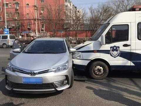 卡罗拉马路遭警车怒怼，对比后，网友：还有谁敢说日系车质量差！