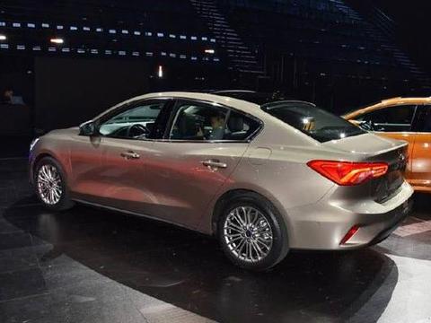 新一代福克斯来袭，尺寸更大，仅售12万，谁还要思域