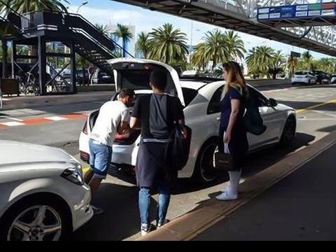 200多万的奔驰拿来当出租车，起步15元，但最好别坐副驾驶