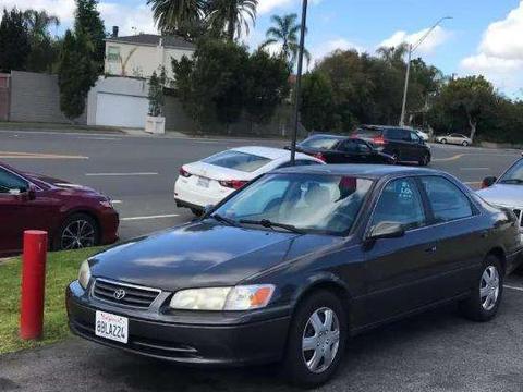 来看看这辆1999年的凯美瑞, 现在这些汽车脸被打的啪啪响