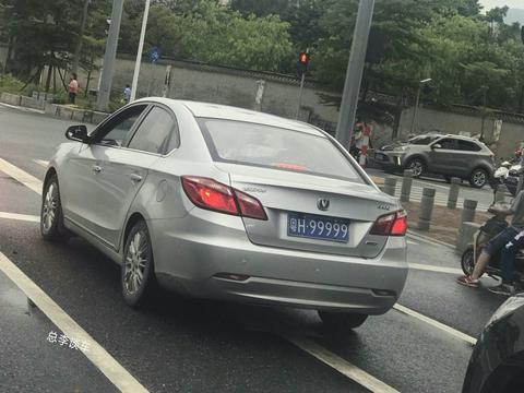 十年前宾利飞驰挂90万车牌，如今变成3万小货车，肇庆最惨五连号