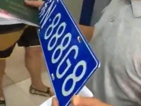 大叔给自己的五菱宏光上牌，喜获豹子车牌，土豪重金收购被拒