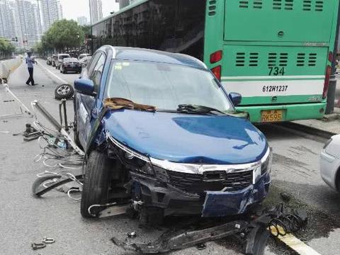 观致5连撞数米护栏，安全系数实在是太嚣张