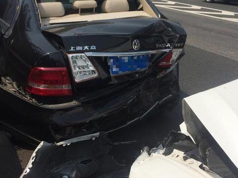 福特超车道怒撞帕萨特，大众车主下来大笑，这次我可以换新车了！