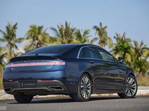 2.0L＋连体尾灯，颜值超奔驰C级，30万买它还是奥迪A4L？