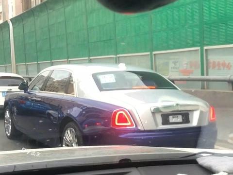 都说豪车伤不起，这次反过来，哈弗后挡贴一张纸，宝马离得远远的