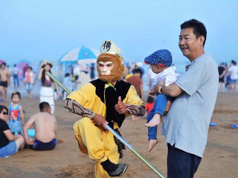 青岛沙滩盛夏清凉 游客呼朋唤友 孙悟空凑热闹 外国人玩的也挺嗨