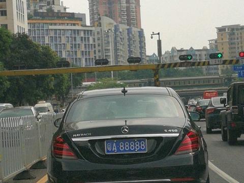 捐款超10亿，90年代坐劳斯莱斯，如今粤A88888换车，车不如牌贵