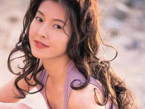 她是香港最美的三级片女星,曾连续劈腿吴镇宇,何家劲