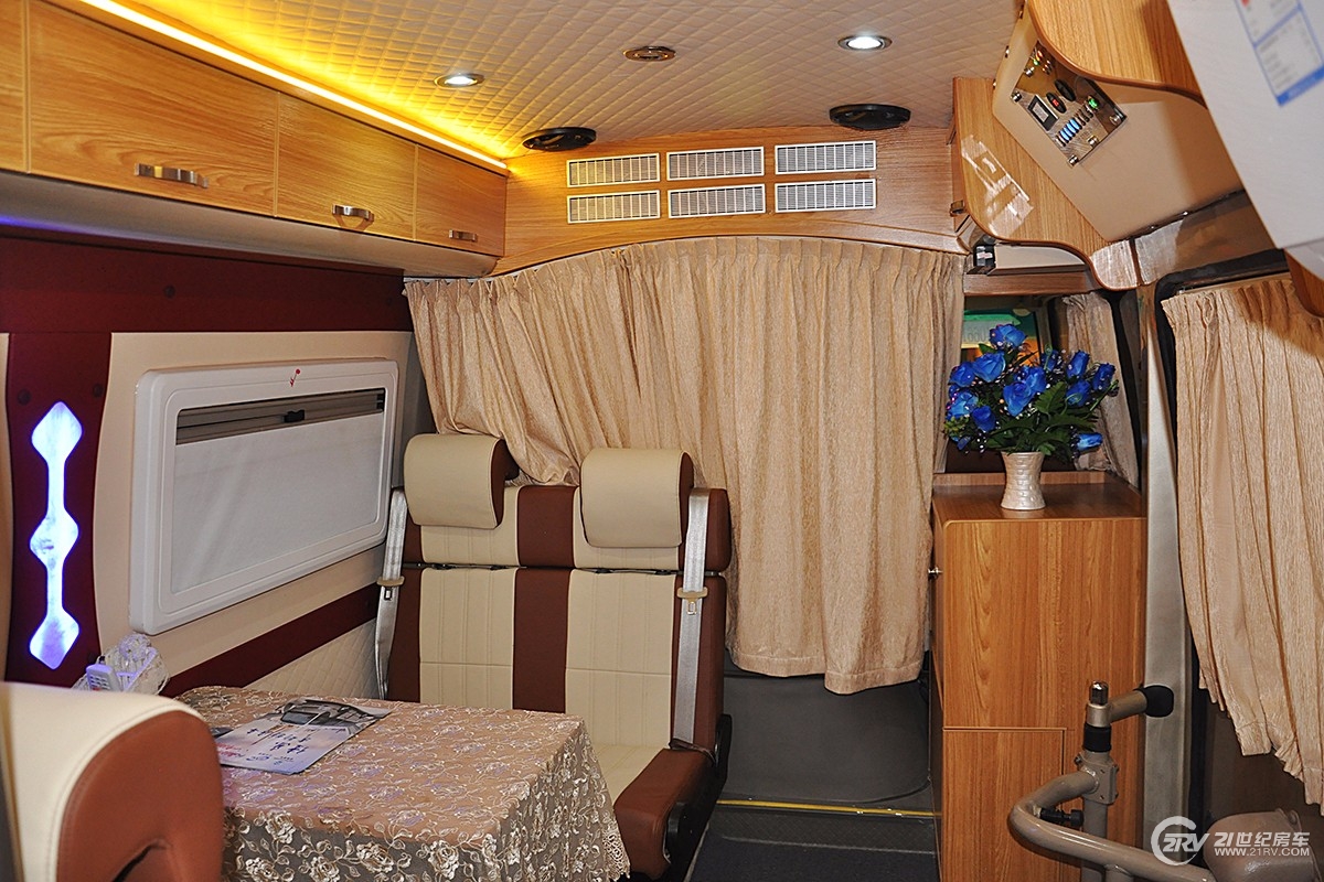 配备家用空调、家用冰箱,39.8万起考斯特自动挡B型房车