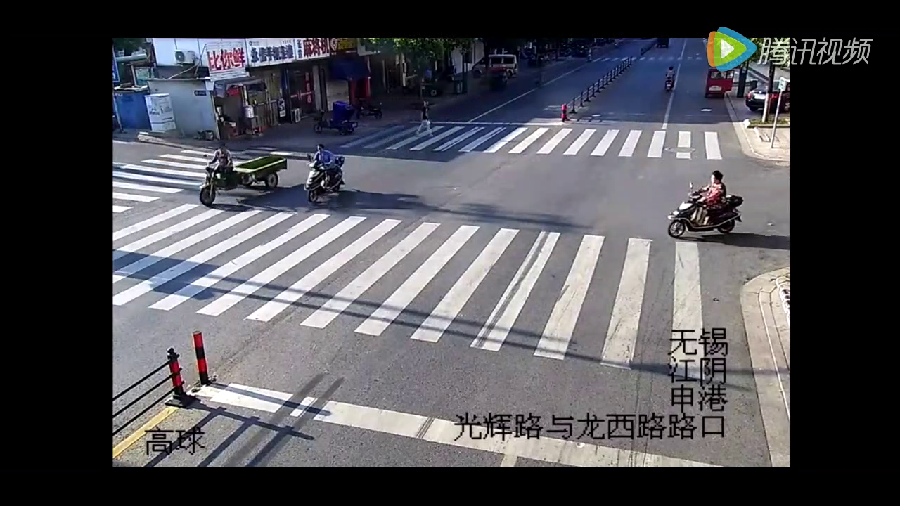 惊魂一幕：电动车撞电动车 别老是说汽车的事