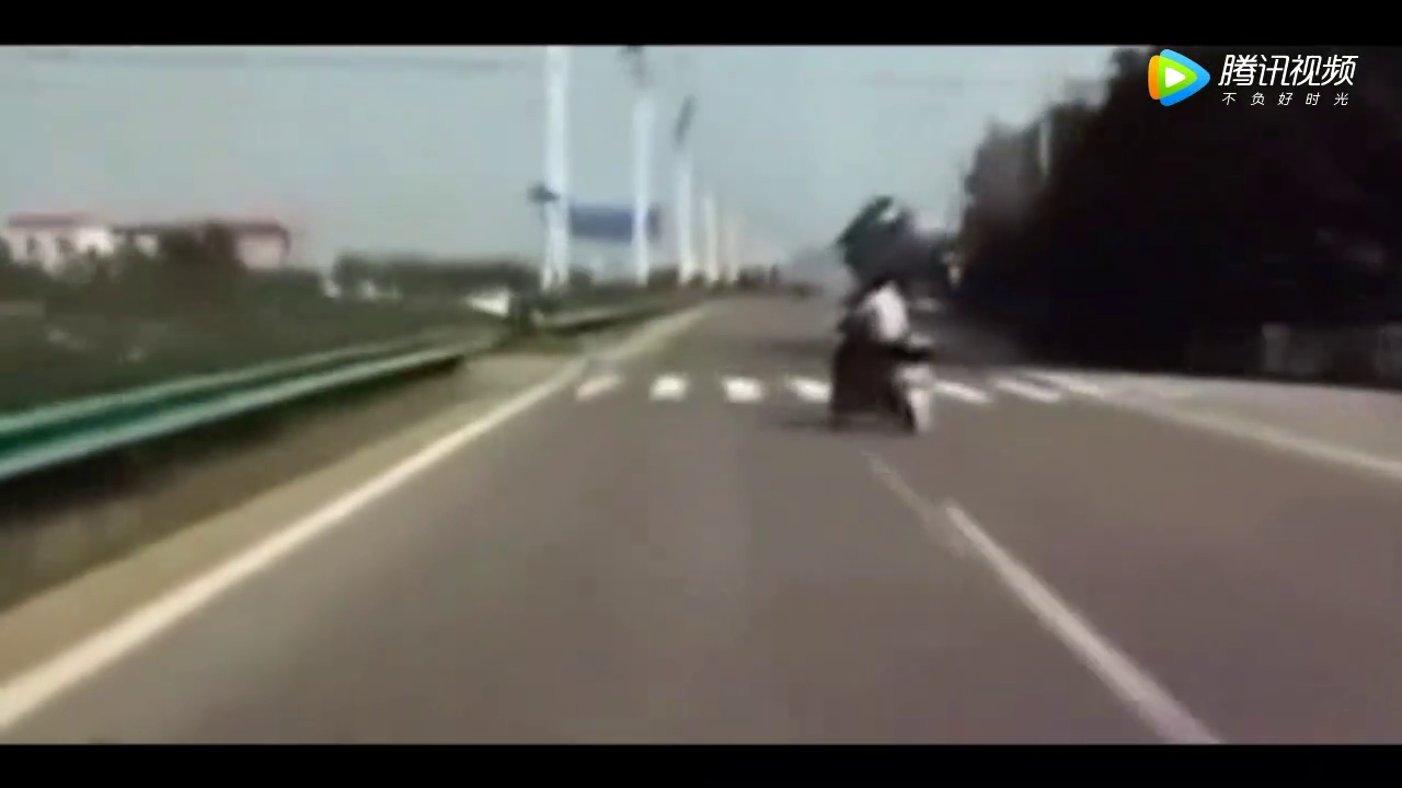 转弯不看路的电动车，接下来一幕被撞小女孩让人揪心！