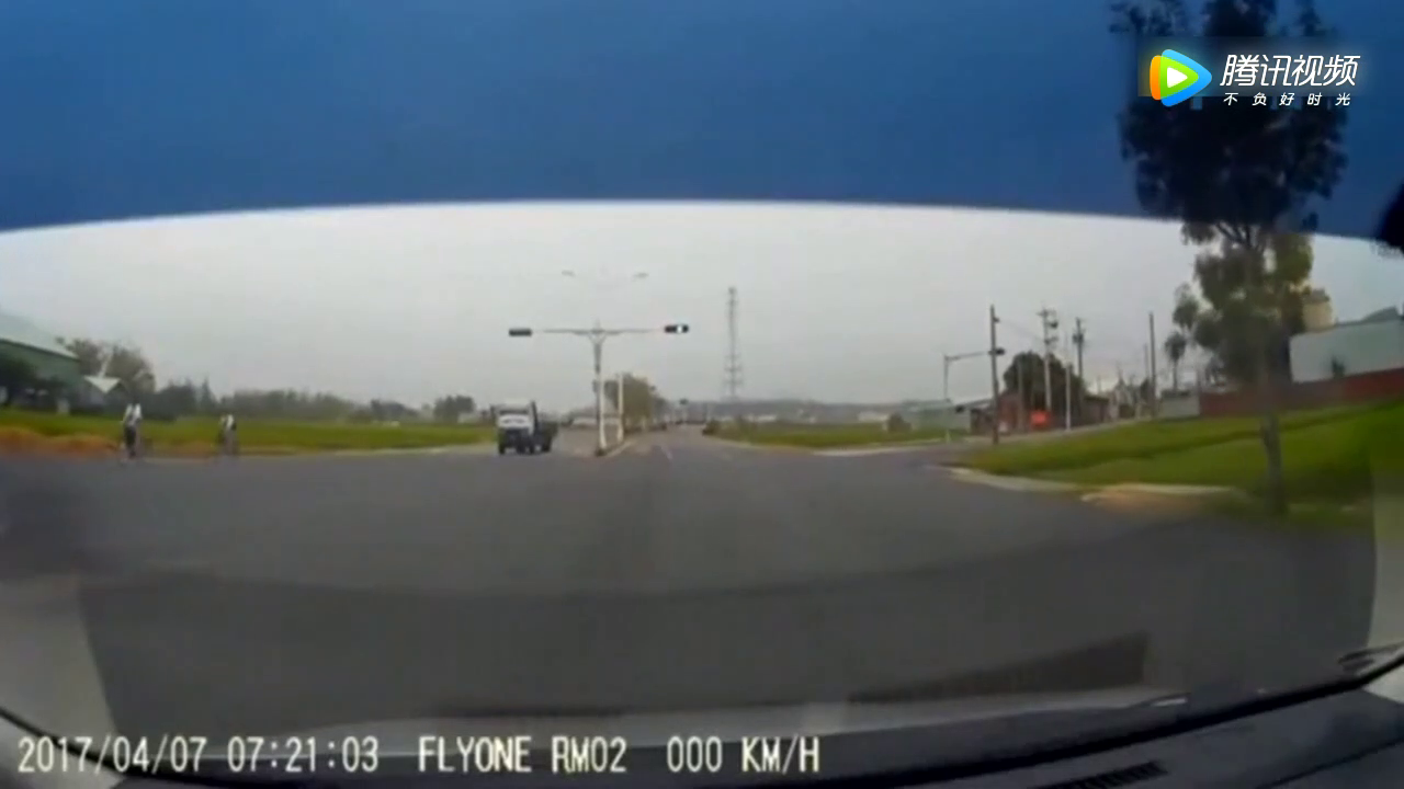 这电动车不看红就开过去，奥迪不给它机会，直接撞飞