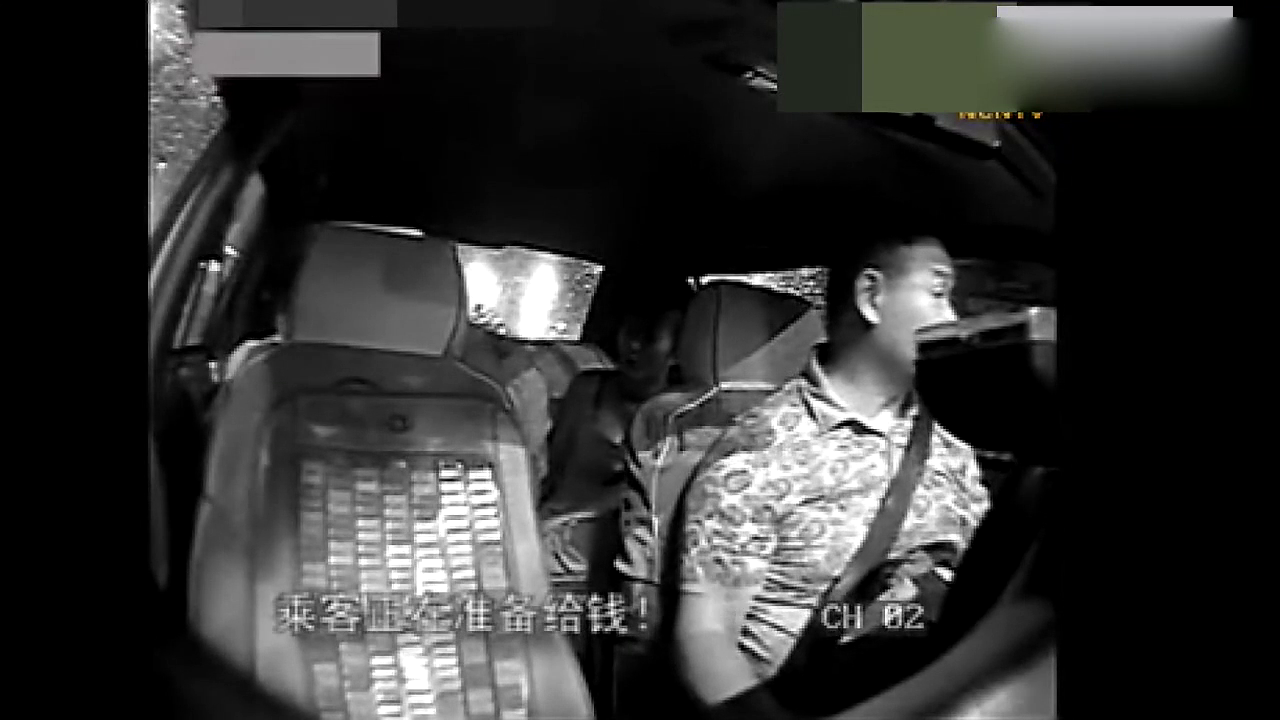 出租车被撞三厢瞬间变两厢，车内监控记录曝出！