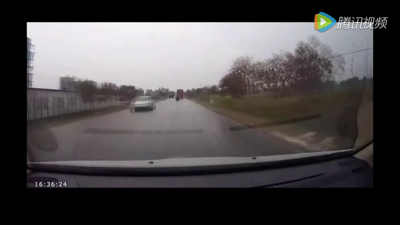 雨天电动车不看路直接横切左拐 被撞飞后命丧马路