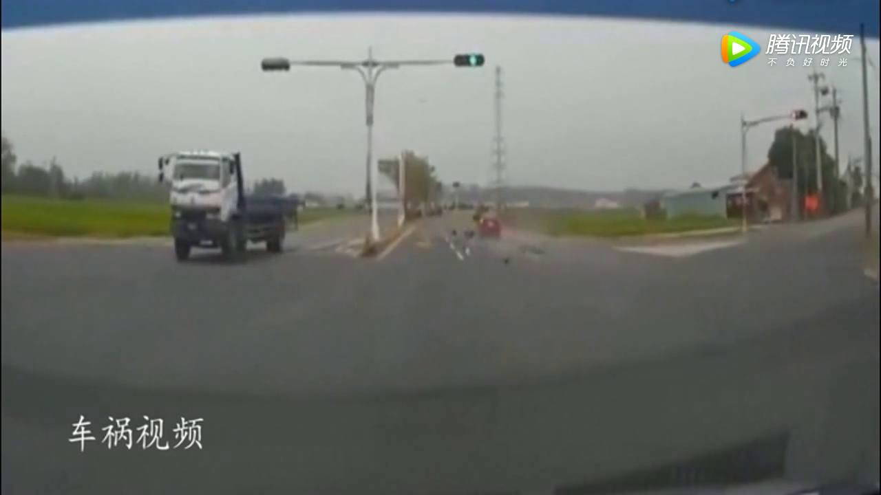 电动车闯红灯被撞飞，接下来一幕更是可怕