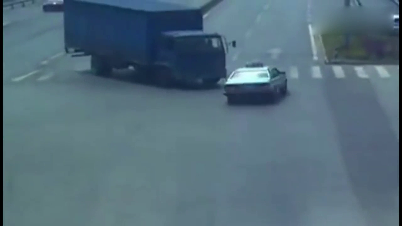 出租车紧急躲避大货车惨烈翻车，接下来的一幕让人暖心
