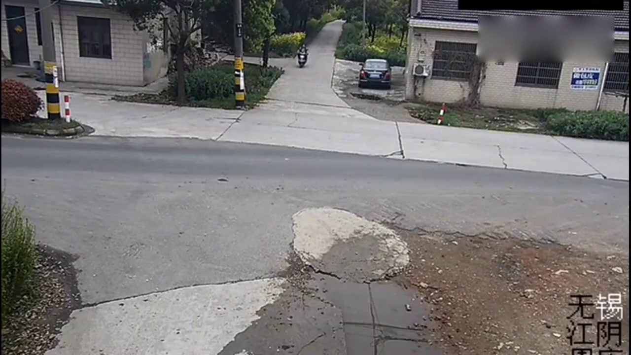 大妈骑电动车不看路，结果就悲剧了