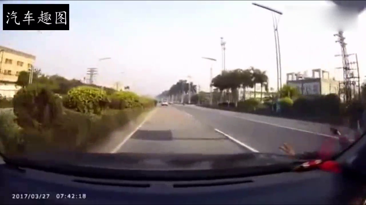 电动车这样变道以为没人敢撞他，接下来一幕是应得的！