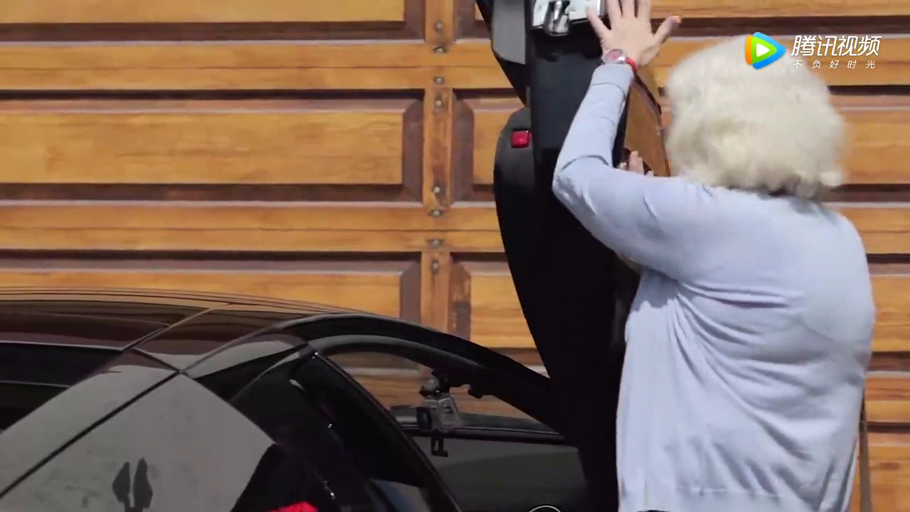 两位老奶奶驾驶一辆兰博基尼超级跑车上街买东西