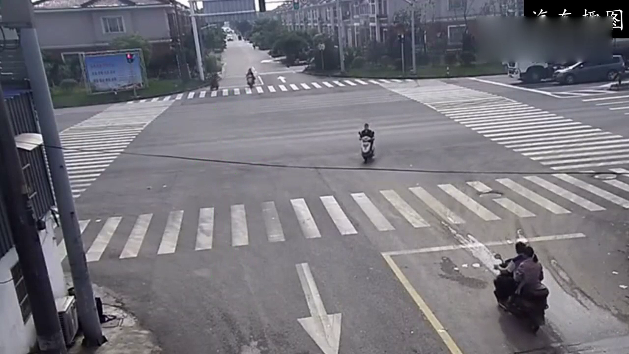 面对红灯电动车丝毫没有犹豫，大货车的出现让他再也没机会闯红灯