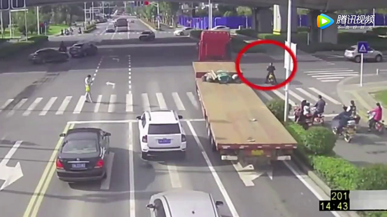 不守规矩的电动车司机，接下来遭到大货车这样的惩罚