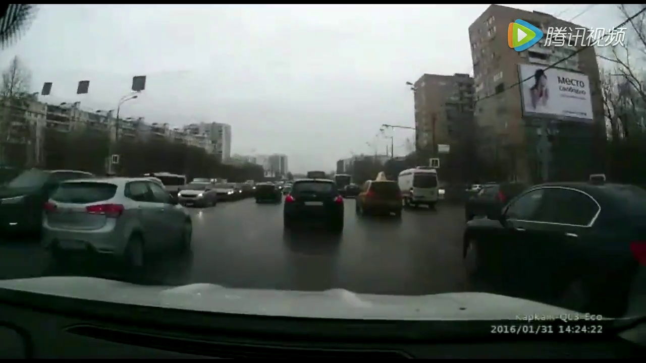 出租车故意别车救护车，终于激怒了丰田霸道车主