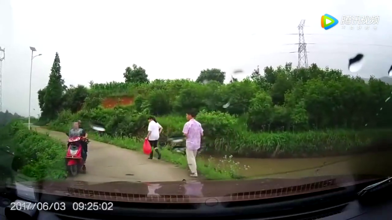 开奔驰新车回老家途中遇上同村熟人骑电动车