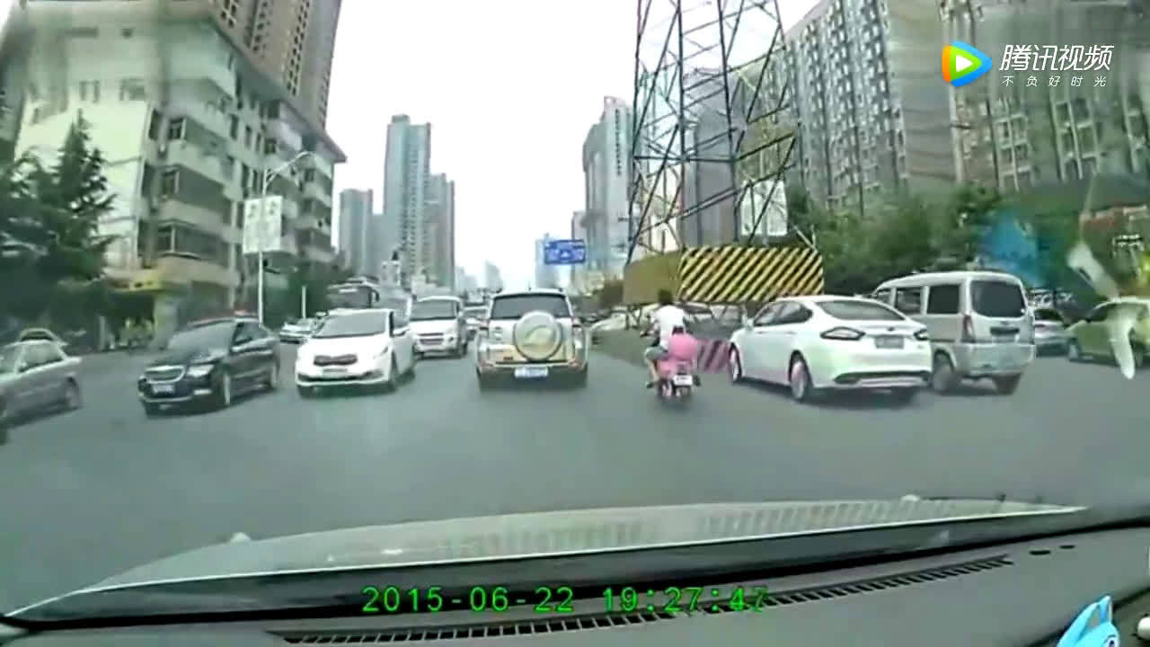 小情侣在电动车上狂秀恩爱，记录仪拍下作死一幕  ​