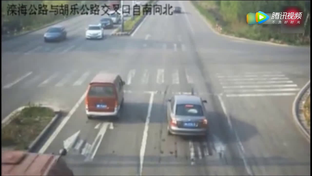 任性妈妈带着孩子骑电动车竟然还闯红灯，结果让她后悔不已  ​