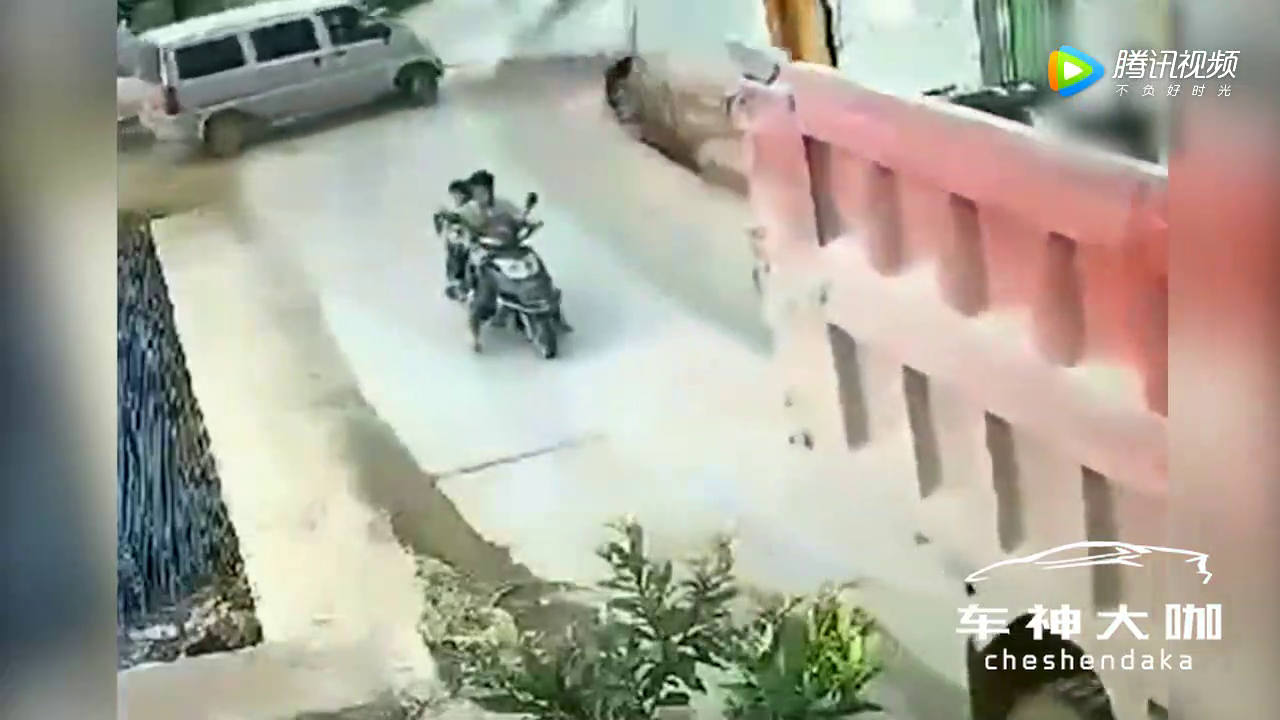 又是大货车，可怜了后面的电动车了