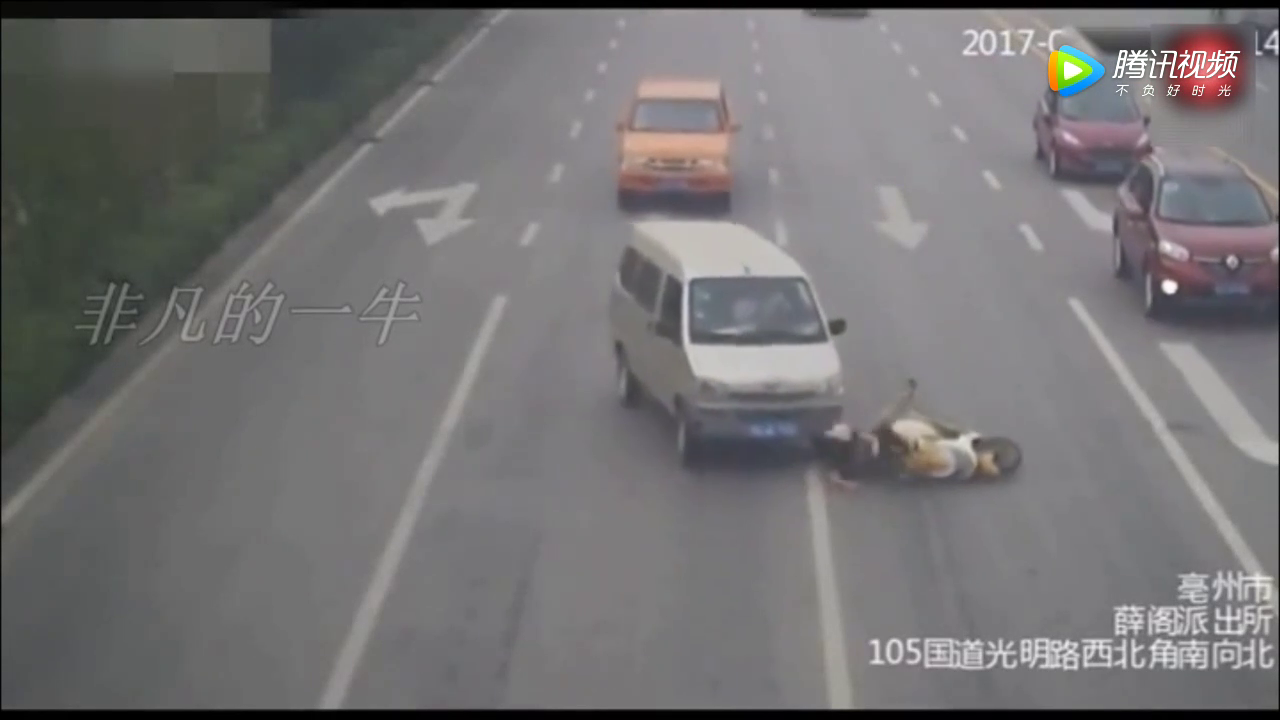 任性大妈骑电动车横穿马路，监控拍下被撞的悲惨全过程