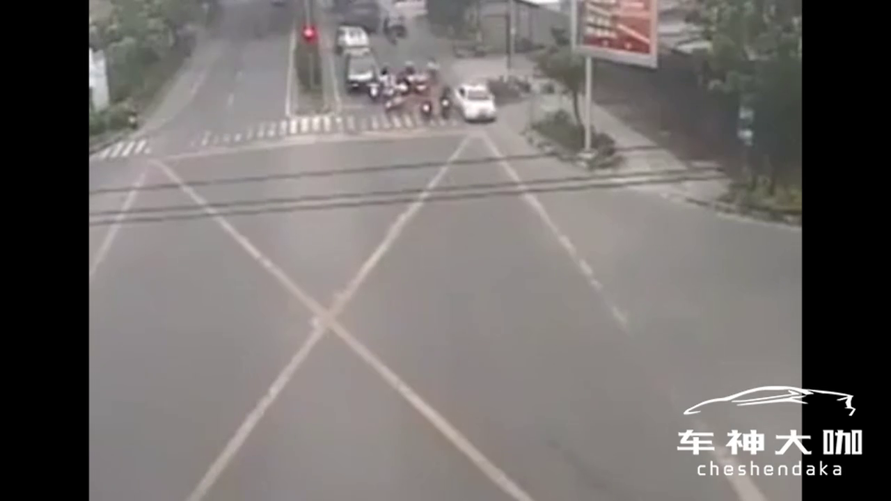 大货又闯祸：把等绿灯的行人、电动车全推倒