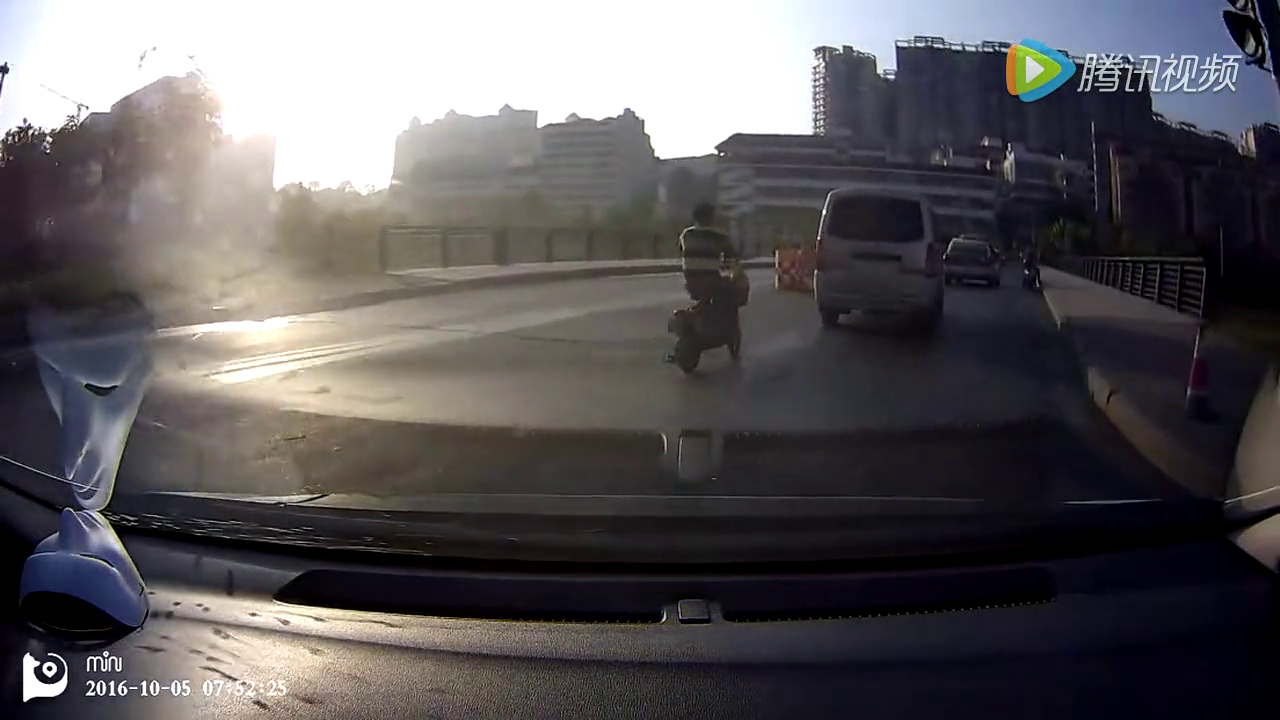 小伙骑电动车不看路，这位豪车司机倒霉了！